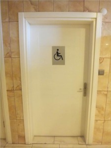トルコの公衆のトイレには必ずある障害者用トイレ。トルコは、和式風のトイレが主流であるが、障害者用は洋式になっている。