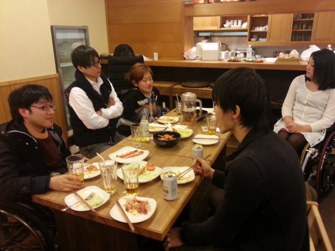 障害者プロレスラー永野さん手作りの食事を囲みながら開催しました。