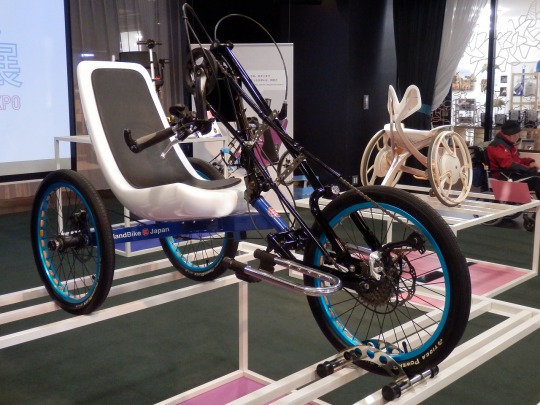 「ハンドバイクHBJ-YE20」手でこぐ新感覚の3輪車椅子。