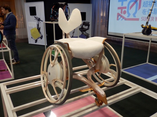 「02GEN」ヤマハ発動機と日本人デザイナーのコラボによる車椅子。電動アシスト車いすとしての機能性や安全面の視点を織り込みながら、快適性を追求。座った姿勢の美しさ、人と車いすの一体感にこだわる。
