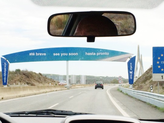 ポルトガルからスペインに入るときの高速道路の看板。「see you soon」！