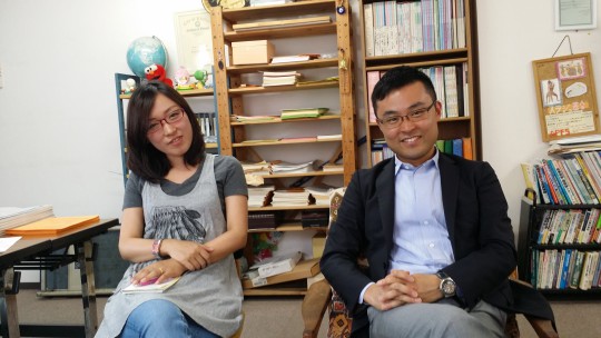 左）ボランティアとしてAPFSを支える小野晴香さん　右）APFS代表理事の加藤丈太郎さん