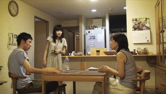 ドキュメンタリー映画『ちづる』本編より。 （左）赤崎監督（中）妹、千鶴さん（右）母、久美さん