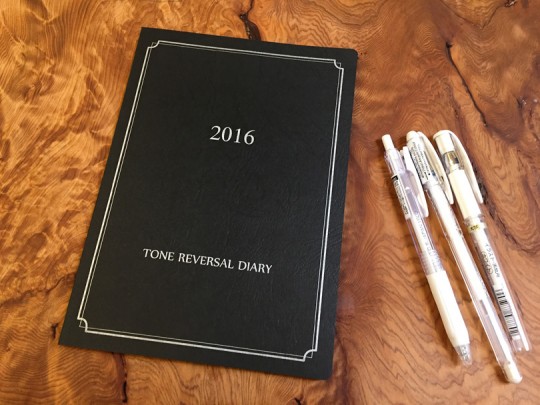 白黒反転の手帳「TONE REVERSAL DIARY」2016年版
